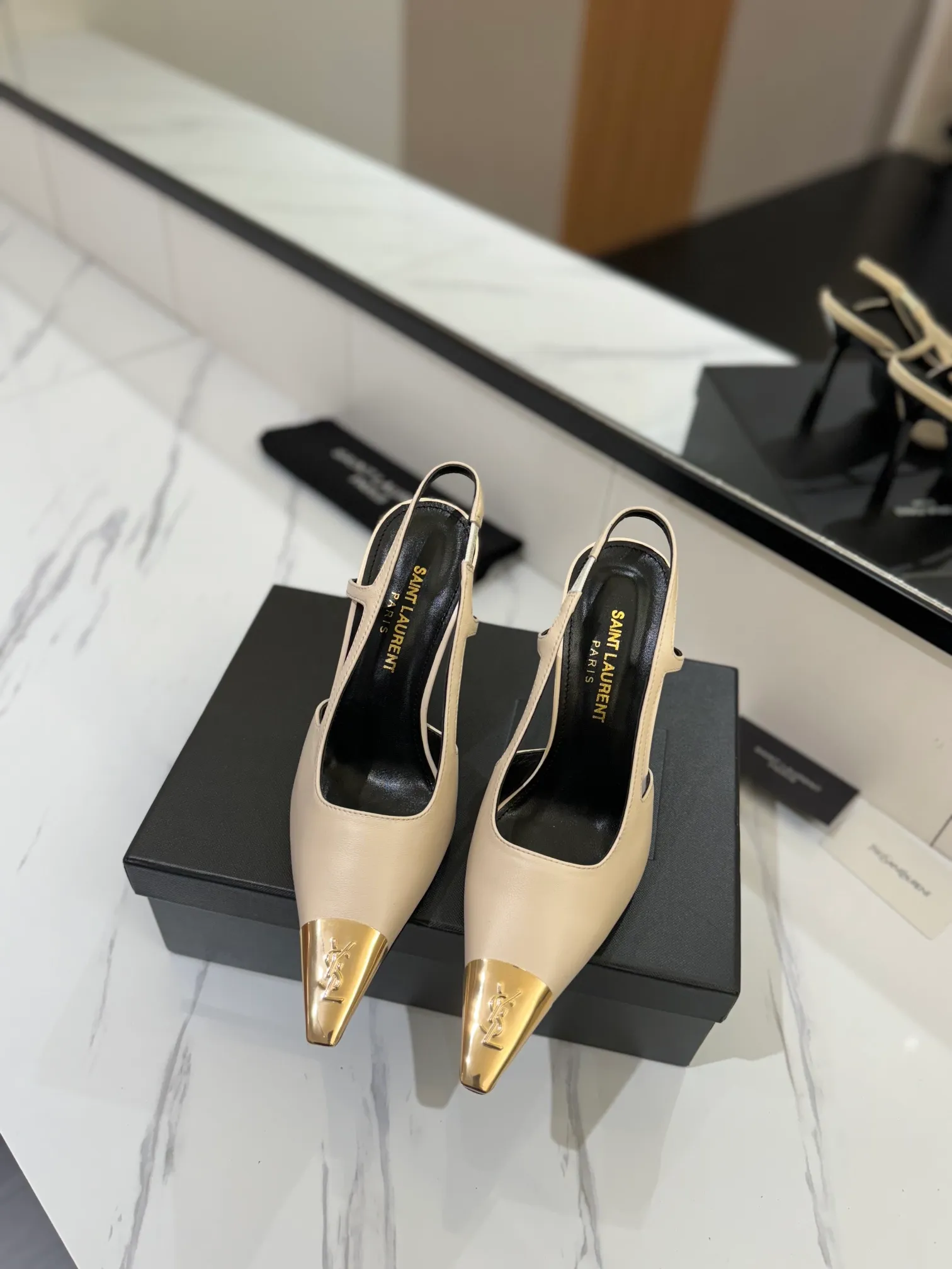 👟👟Ex-factory price 600👟👟 saint laurent ss24 new arrival～ Saint Laurent ysl 2024 spring and summer｜New high-heeled shoes🆕 Beautiful, refined and elegant! The 10cm foot is very stable, so feel free to put it in! The heel is custom-made from a new mold, and the height is the same as the original one. Various incorrect versions are % high-end and sexy, YSL still understands women best❤️ ⚠️The entire upper and lining are made of one piece without joints, which consumes more materials and costs more! Moreover, the material, fabric and lining are all made from more than 20 pieces of genuine custom-made calfskin. The upper is made of custom-made calfskin, the lining is made of calfskin, and the genuine leather outsole imported from Italy. Heel height: 10cm. Size: 35-39 (40 and 41 are custom-made and cannot be returned or exchanged)